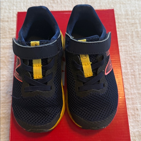 New Balance 6 Wide Fresh Foam Sneakers - Picture 2 of 4